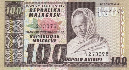 Madagascar 100 Ariary - Vielle homme - Récolte du riz - Signature 1 - 1974