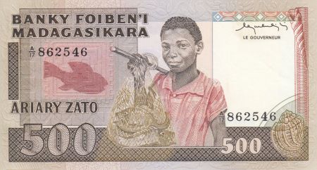 Madagascar 500 Francs ND1988 - Enfant, poissons, vue aérienne d\'un village
